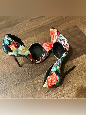 Steve Madden Floral Print Pointed-Toe Stiletto Pumps - Black Multicolor